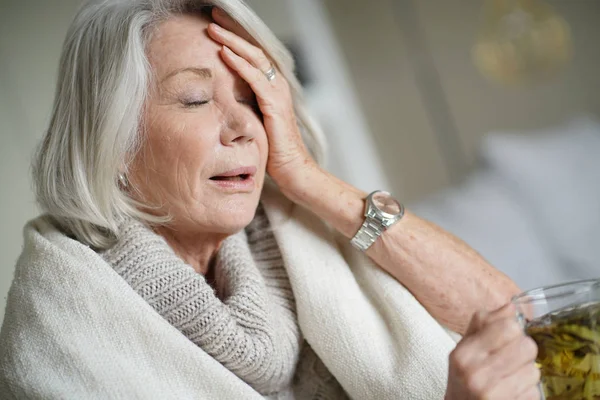 Seniorin Hause Fühlt Sich Unwohl — Stockfoto