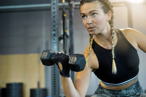 Woman Gym Lifting Weights — Stock Photo, Image