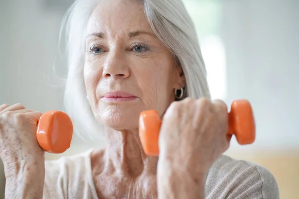 Porträt Einer Attraktiven Seniorin Die Mit Gewichten Trainiert — Stockfoto