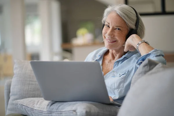 Senior Kvinna Hemma Laptop — Stockfoto