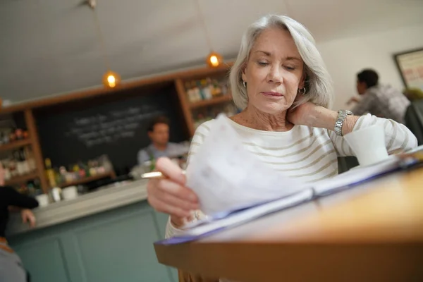 Senior Kobieta Przeżywa Pamiętnik Restauracji Obraz Stockowy