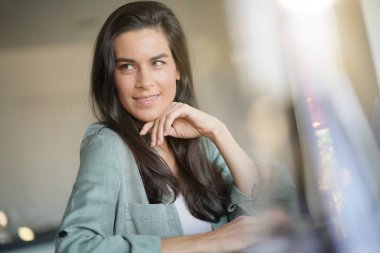  Çarpıcı esmer evde portresi                              