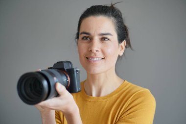  Esmer fotoğrafçı gri izole arka plan üzerinde çarpıcı portresi                             