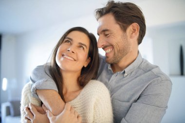 Yakışıklı iki modern ev içinde portresi                              