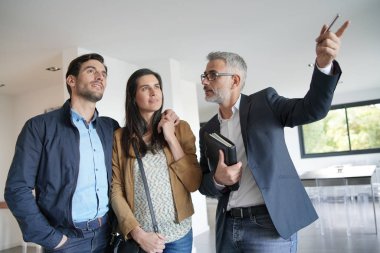   Modern ev ziyaret Emlakçı ile Çift                                                            