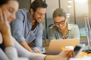 İş arkadaşları workshopping iş fikirleri modern co çalışma alanı içinde