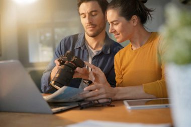  Fotoğraf aracılığıyla onların fotoğraf makinesi üzerinde evde gidiş çekici çift                              