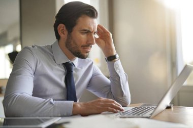 Yakışıklı işadamı modern ofis içinde laptop konsantre 