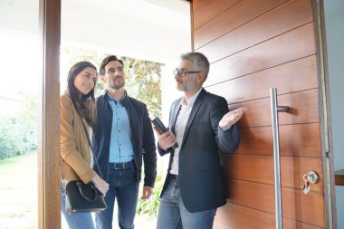  Modern ev ziyaret Emlakçı ile Çift                              