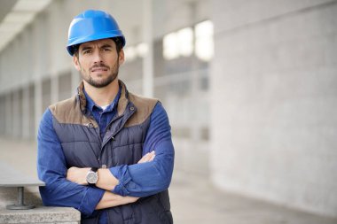 Oluşturucusu'nda açık havada kameraya bakarak hardthat