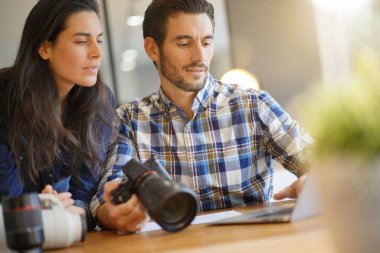 Fotoğrafçı meslektaşları kamerada fotoğraflar arasında gidiş