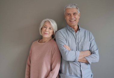  Gri arka plan üzerinde çekici üst düzey çiftin güzel portre                              