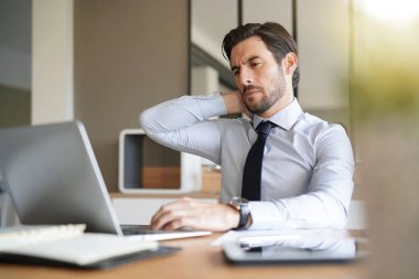 Ofis içinde laptop bakarak yakışıklı iş adamı vurguladı