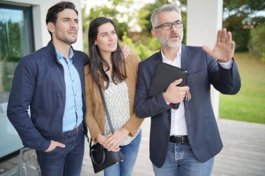   Çift ziyaret emlakçı ile modern ev açık                                                            
