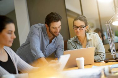 İş arkadaşları workshopping iş fikirleri modern co çalışma alanı içinde