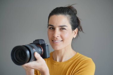  Esmer fotoğrafçı gri izole arka plan üzerinde çarpıcı portresi                             