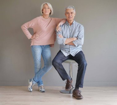  Gri zemin üzerine kıdemli mutlu çiftin tam uzunlukta                              