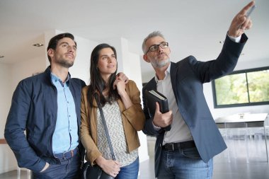   Modern ev ziyaret Emlakçı ile Çift                                                            