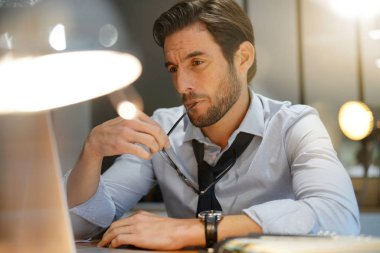 Gece geç saatlerde çalışma modern office yakışıklı işadamı