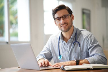  Gülümseyen yakışıklı Doktor office çalışma                            