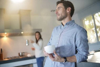  Eşi arka planda olan modern mutfakta rahat, yakışıklı adamlara                              