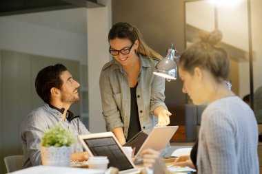 İş ortakları ortak çalışma alanında proje yi geçiyor