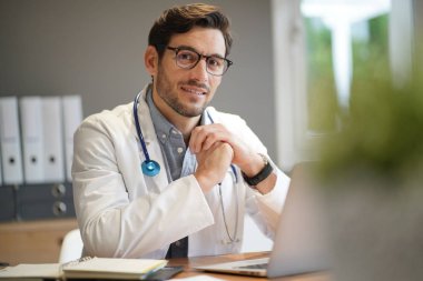  Ofiste laboratuvar önlüğü yakışıklı doktor                             