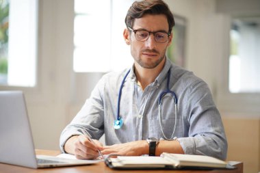  Gülümseyen yakışıklı Doktor office çalışma                            