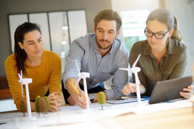 Türbin yerleşimler üzerinde seyir çekici rüzgar çiftliği mühendisleri