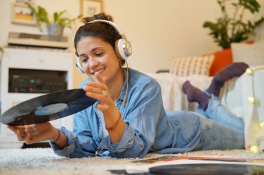 Çekici esmer katta evde vinil kayıtları dinleme