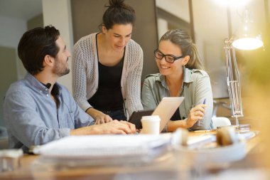 İş arkadaşları workshopping iş fikirleri modern co çalışma alanı içinde