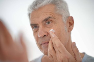   Üst düzey yakışıklı yüz kremi ayna uygulama                             