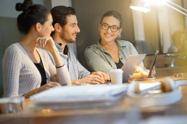 İş arkadaşları workshopping iş fikirleri modern co çalışma alanı içinde