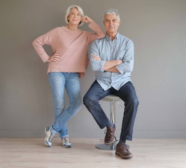  Gri zemin üzerine kıdemli mutlu çiftin tam uzunlukta                              