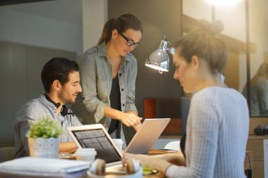 Ortak çalışma alanında çalışan iş arkadaşları