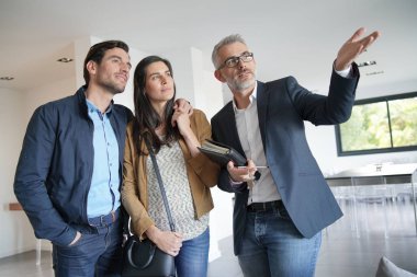   Modern ev ziyaret Emlakçı ile Çift                                                            