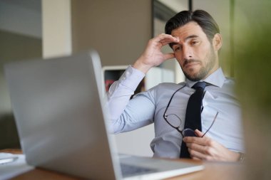 Seyir çekici işadamı endişeli ve laptop-in infront yorgun