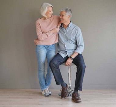  Gri zemin üzerine kıdemli mutlu çiftin tam uzunlukta                              