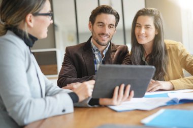 Çift konut uzmanı ile tablet üzerinde inşaat detayları geçiyor