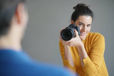 Manken fotoğrafını çekmek güzel profesyonel fotoğrafçı                              