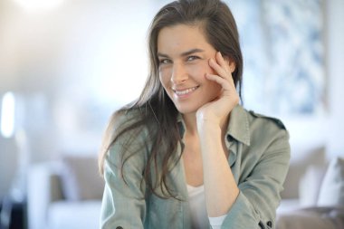   Kapalı gülümseyen esmer çarpıcı portresi                                                            