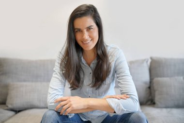 Kot rahat kanepede izole çarpıcı esmer