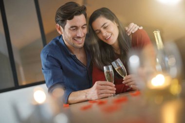  Romantik Çift şampanya ile Sevgililer günü için kızartma                             