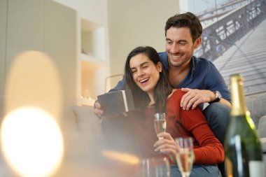  Çift INLOVE Valentin'es günü için hediye alışverişi                              