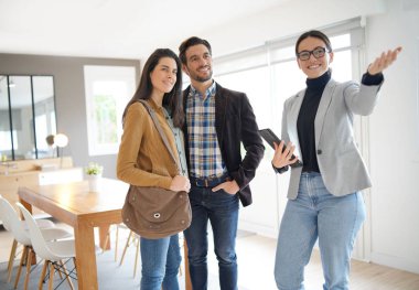 Emlakçı gösteren modern ev çekici çift