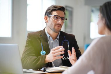  Modern genç doktor hasta Office konuşma                              