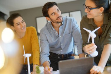 Türbin yerleşimler üzerinde seyir çekici rüzgar çiftliği mühendisleri