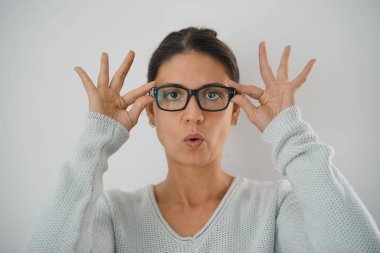 Oynak çekici esmer bardaklarda izole portresi