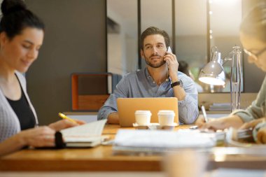 Ortak çalışma alanındaki genç çekici meslektaşlar