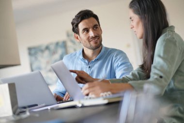  İş fikirleri bilgisayarlarla paylaştığınız arkadaşları                               